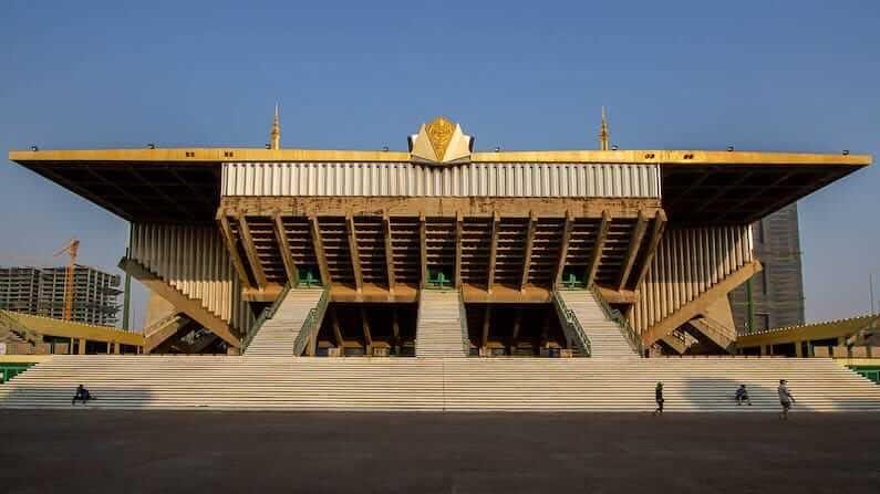 the Distinct Architecture of windows Virtual Desktop Compared to Traditional Virtual Machines